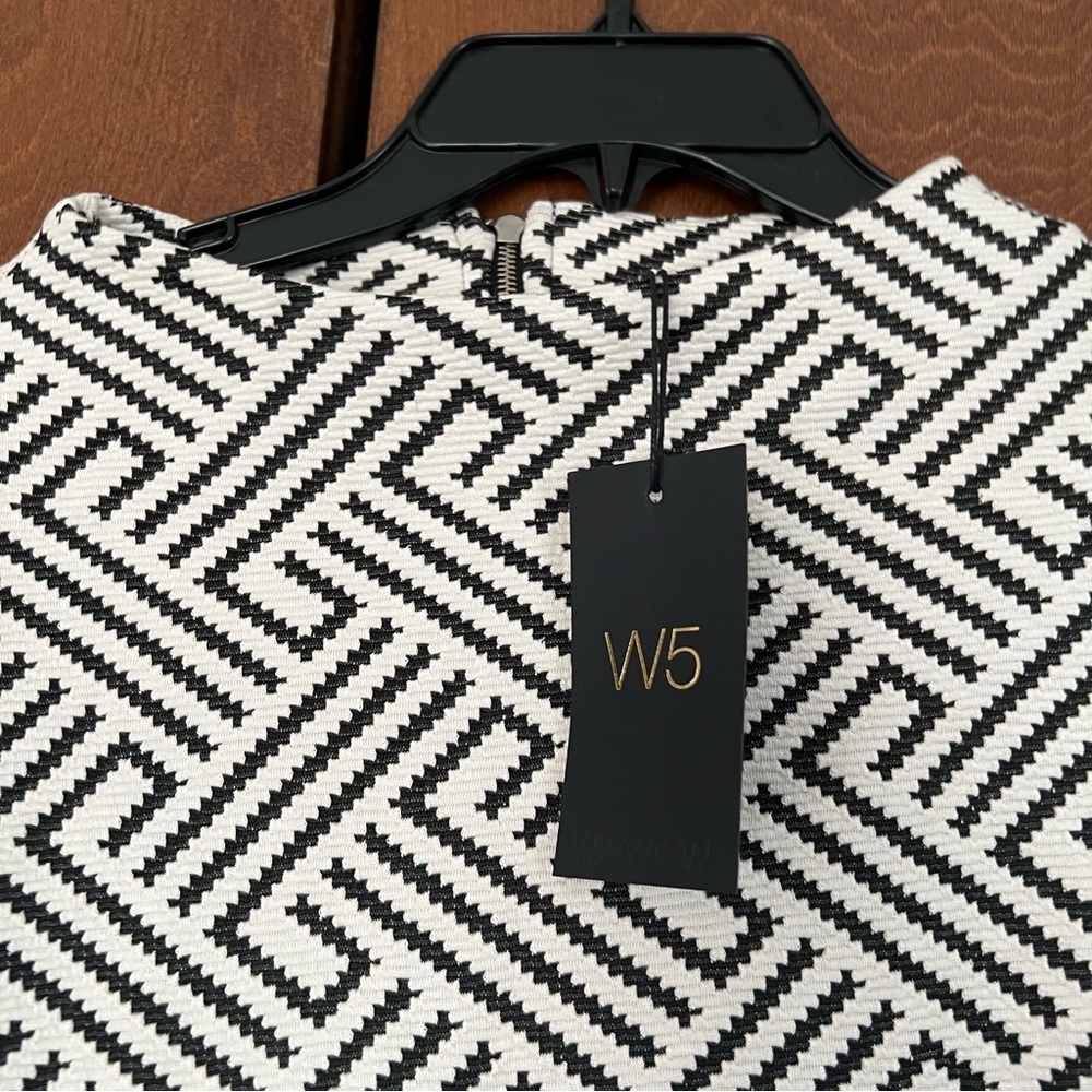W5 Top NWT Size Large Top Black and Cream, Gold Back Zipper. Unique Neckline - Picture 4 of 8
